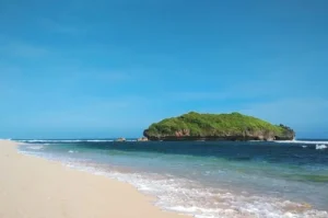 Pantai Sadranan, Pantai Pasir Putih dengan Keindahan Alam Menakjubkan di Jogja